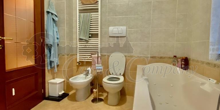 bagno con vasca idromassaggio